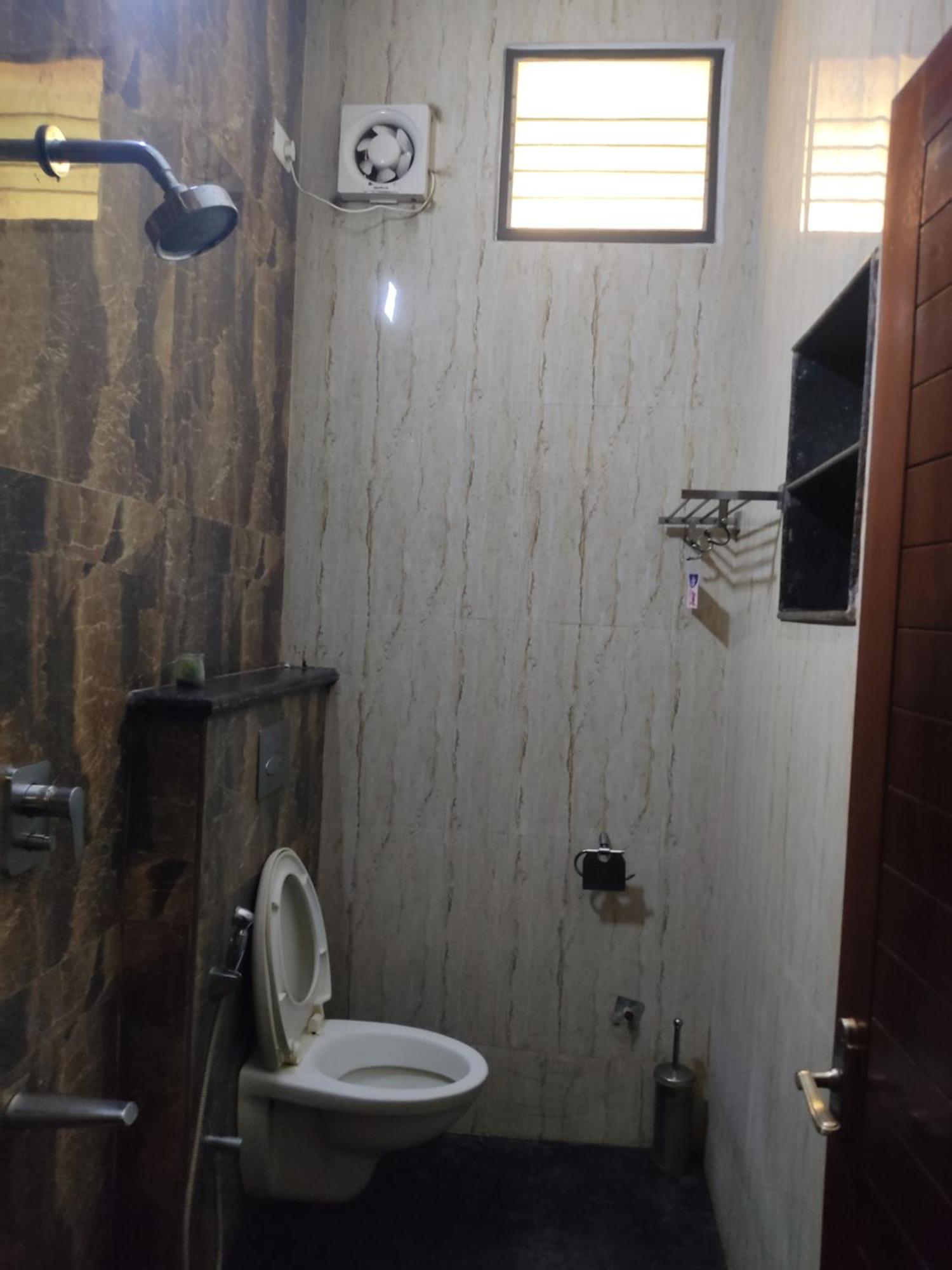 Iris Comfort Inn Ченнаї Екстер'єр фото