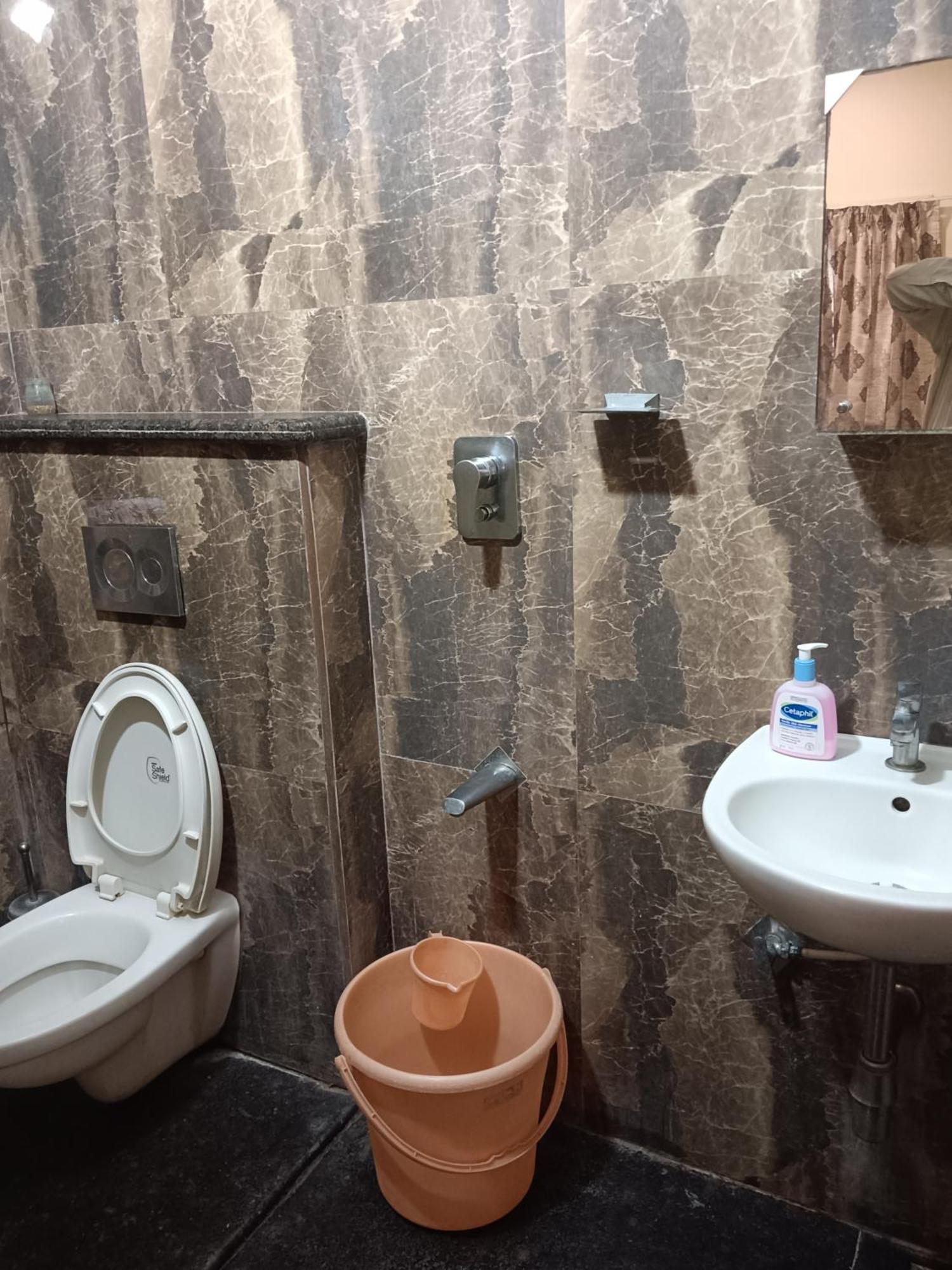 Iris Comfort Inn Ченнаї Екстер'єр фото